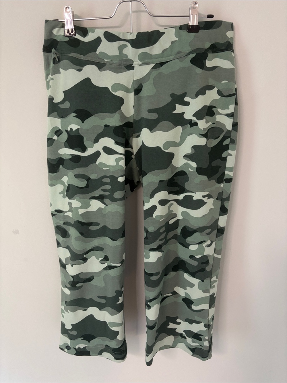 NWOT Lands End Women’s Medium Camo Capri Leggings - Green Camouflage